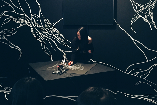 Sougwen Chung: l’artista che non ha lasciato decidere alla macchina — Palazzo Citterio, Milano 2026